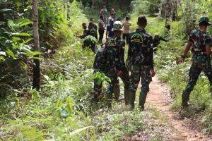 Satgas TMMD Kodim 1206/PSB Membersihkan Jalan Wisata