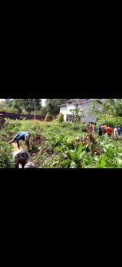 Anggota Satgas TMMD Kodim 1206/PSB Bersama Masyarakat Membuat Parit Kecil