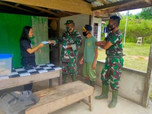 Cegah Covid -19 , Satgas TMMD 110 Kodim Putussibau Bagikan Masker