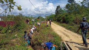 Bersatu Kita Kuat,Satgas Tmmd 110  Putussibau Gerakkan Puluhan Warga Pengkadan