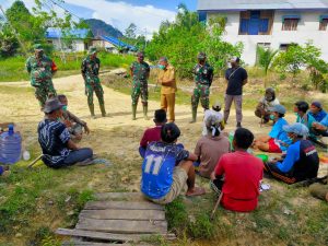Camat Pengkadan Bersama   Satgas Tmmd 110 Putussibau Kerahkan Masyarakat