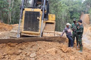 Operator Alat Berat Senang Bisa Bergabung Dengan Satgas TMMD ke 110 Kodim 1206/PSB