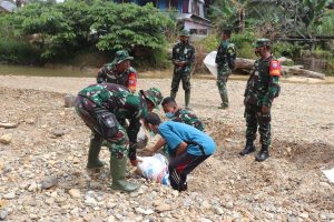 Semangat Personil TMMD Ke 110 Kodim 1206/PSB Tak Kenal Lelah Wujudkan Impian Masyarakat