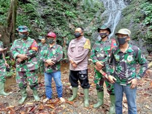 Jaga Wisata Alam , Satgas Tmmd 110 Putussibau Karya Bhakti Pembersihan  Air Terjun Gurung Rusa