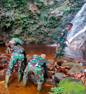 Kerahkan Warga ,Satgas Tmmd 110 Putussibau Bersikan Mutiara Bukit Zimat Sakti