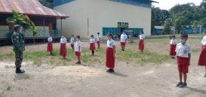 Kagum Dengan Anggota TMMD 110  Putussibau , Pelajar SD Belajar PBB