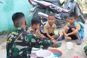 Satgas TMMD Ke 110 Kodim 1206/PSB Isi Waktu Istirahat Bersama Anak-Anak