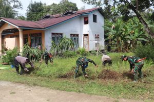 Jaga Kebersihan Lingkungan, Anggota Satgas TMMD 110 Kodim 1206/PSB Bersihkan Jalan Dusun Tintin Kemantan