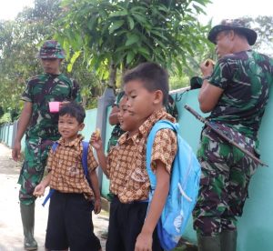 Anggota Satgas TMMD 110 Kodim 1206/PSB, Terus Jalin Kedekatan Dengan Anak-Anak