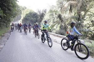 Manfaatkan Hari Libur, Bupati Asahan Gowes bersama PKK dan OPD