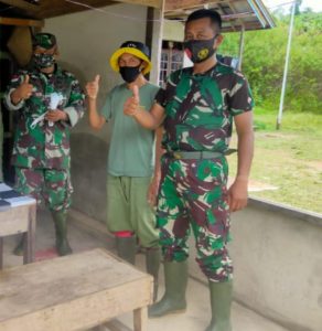 Kadus Angkat Jempol  ,Satgas Tmmd 110 Putussibau  Perindah Masjid