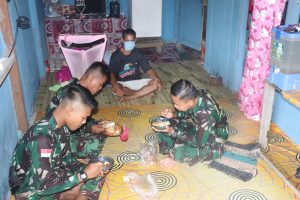 Anggota Satgas TMMD ke-110 Kodim 1206/PSB Berbaur dan Makan Bersama Warga