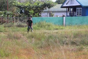 Dengan Mesin, Personil Satgas TMMD 110 Kodim 1206/PSB Potong Rumput