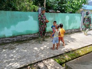 Praka Zulfiqor Anggota Satgas TMMD 110 Tanamkan Cinta Tanah Air Sejak Usia Dini