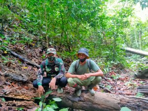 Warga Titin Kemantan Punya Cara Untuk Bangga Terhadap Satgas TMMD Kodim 1206/Psb