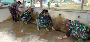 Anggota Satgas TMMD ke 110 Kodim 1206/PSB Bersama Warga Bersihkan Lingkungan Masjid