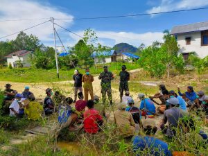 Satgas Tmmd 110 Putussibau  Menghimbau Sinergitas  Membangun Desa