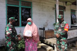 Cek Progres TMMD, Dandim 1206/PSB Bagikan Sembako Dan Masker Ke Warga Di Lokasi TMMD