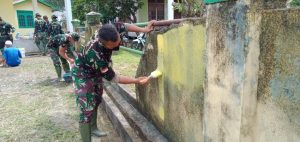 Warga Bersama Satgas TMMD Kodim 1206/PSB Melakukan  Pengecatan Tembok
