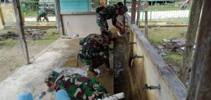 Satgas TMMD 110 Kodim 1206/PSB Bersihkan Selokan Air Di Masjid Al-Ikhlas