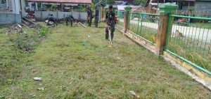 Personil Satgas TMMD Kodim 1206/PSB Gotong Royong Bersihkan Masjid Al-Ikhlas