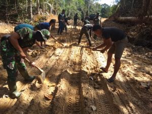 Padatkan Jalan, Satgas TMMD 110/Kodim 1206/PSB, Lancarkan Akses Warga