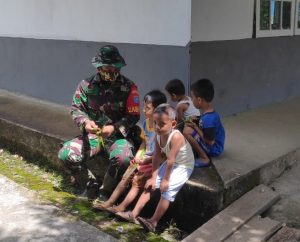 Satgas TMMD-110 Kodim 1206/PSB Isi Waktu Luang Ajarkan Membuat Ketupat