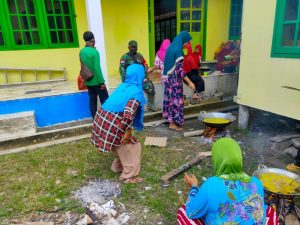 Ibu PKK ,Bersama  Satgas Tmmd 110 Putussibau  Sediakan Logistik “Isra Miraj” Nabi Muhamad SAW