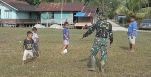 Anggota  Satgas Tmmd 110 Putussibau Melepas Lelah Bermain Bola Dengan Anak Anak