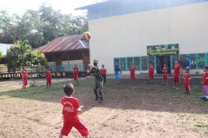 Sosok Teladan Pratu Ajmal, Personil Satgas TMMD Ke 110 Kodim 1206/PSB Yang menjadi Pembina Olahraga SD 05 Pengkadan