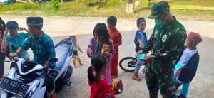 Peduli Kesehatan Anak-Anak Desa Hulu Pengkadan, Personil Satgas TMMD Ke 110 Kodim 1206/PSB Bagikan Masker