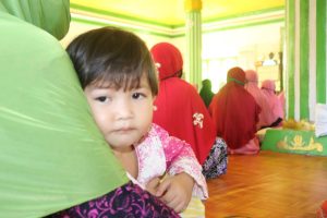 Antusiasnya Anak-Anak yang ingin Dekat Dengan Satgas TMMD Ke 110