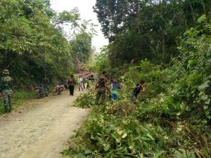 Antusias Ibu Ibu Melaksanakan Karya Bakti Bersamaan Satgas TMMD Kodim 1206/PSB