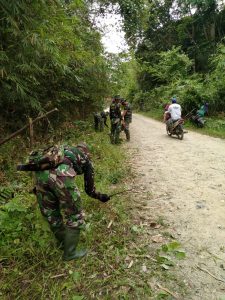 Satgas TMMD Kodim 1206/PSB Bersama Masyarakat Bersihkan Jalan