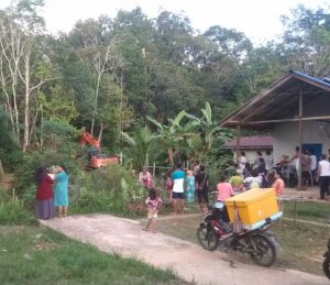 Kegiatan Alat Berat Di Lokasi TMMD 110 Kodim 1206/PSB Jadi Tontonan Warga.