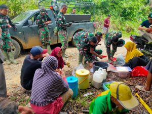 Dorong Semangat Satgas TMMD 110 Kodim 1206/PSB, Ibu-ibu Dusun Tintin Kemantan Siapkan Logistik