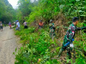 Satgas TMMD Ke 110 Kodim 1206/PSB Dan Masyarakat Bersihkan Badan Jalan Menuju Dusun Tintin Kemantan