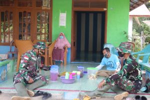 Begini Cara Pelepas Lelah Anggota Satgas TMMD Ke 110 Kodim 1206/PSB Dengan Warga