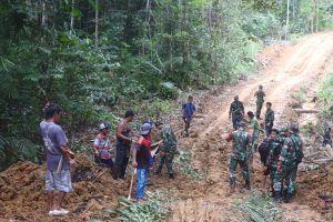 Tak Kenal Lelah, Satgas TMMD Ke 110 Kodim 1206/PSB Terus Kerja Keras