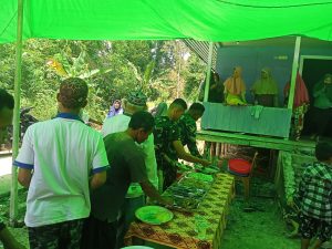 Ciptakan Rasa Kebersamaan, Personil Satgas TMMD Ke 110 Kodim 1206/PSB Makan Bersama Dirumah Warga