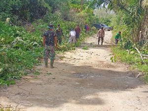 Sering Padam Listrik,Satgas TMMD 110 Putussibau Gerakkan Masyarakat Dua Desa
