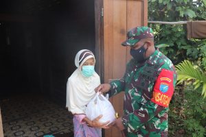 Prihatin Nenek Tua,Dan Satgas TMMD- 110 Putussibau  Salurkan Bantuan