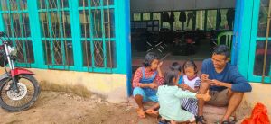 Tak Segan Dan Penuh Keakraban Anak-Anak Bermain Bersama Dengan Personil Satgas TMMD Di Posko