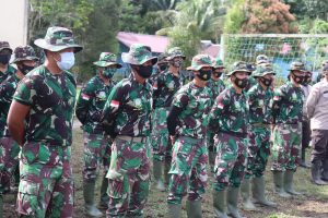 Personil Satgas TMMD ke-110 Kodim 1206/PSB Siap Untuk Menerima Pengarahan Dan Perintah Kerja Saat Apel Pagi