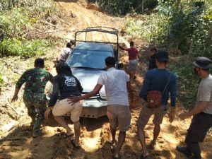 Kerja Sama Masyarakat Dengan Anggota Satgas TMMD Kodim 1206/PSB Dorong Mobil Amblas DiLokasi