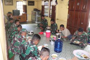 Anggota Satgas TMMD ke-110 Kodim 1206/PSB Berbaur dan Makan Bersama Warga
