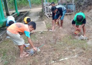 Satgas TMMD ke 110 Kodim 1206/PSB, Ajak Warga Dan Anak- Anak Sadar Akan Kebersihan Lingkungan