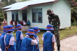Anggota Satgas TMMD Kodim 1206/PSB ajari Anak Anak Berdoa