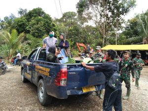 Menjalin Kebersamaan Satgas TMMD Kodim 1206/PSB Bersama Masyarakat