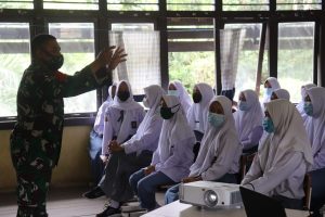 Personil Satgas TMMD Kodim 1206/PSB Memberikan Motivasi Belajar